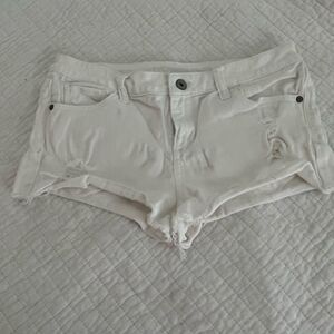 Arizona Jeans white distressed jean shorts size 7